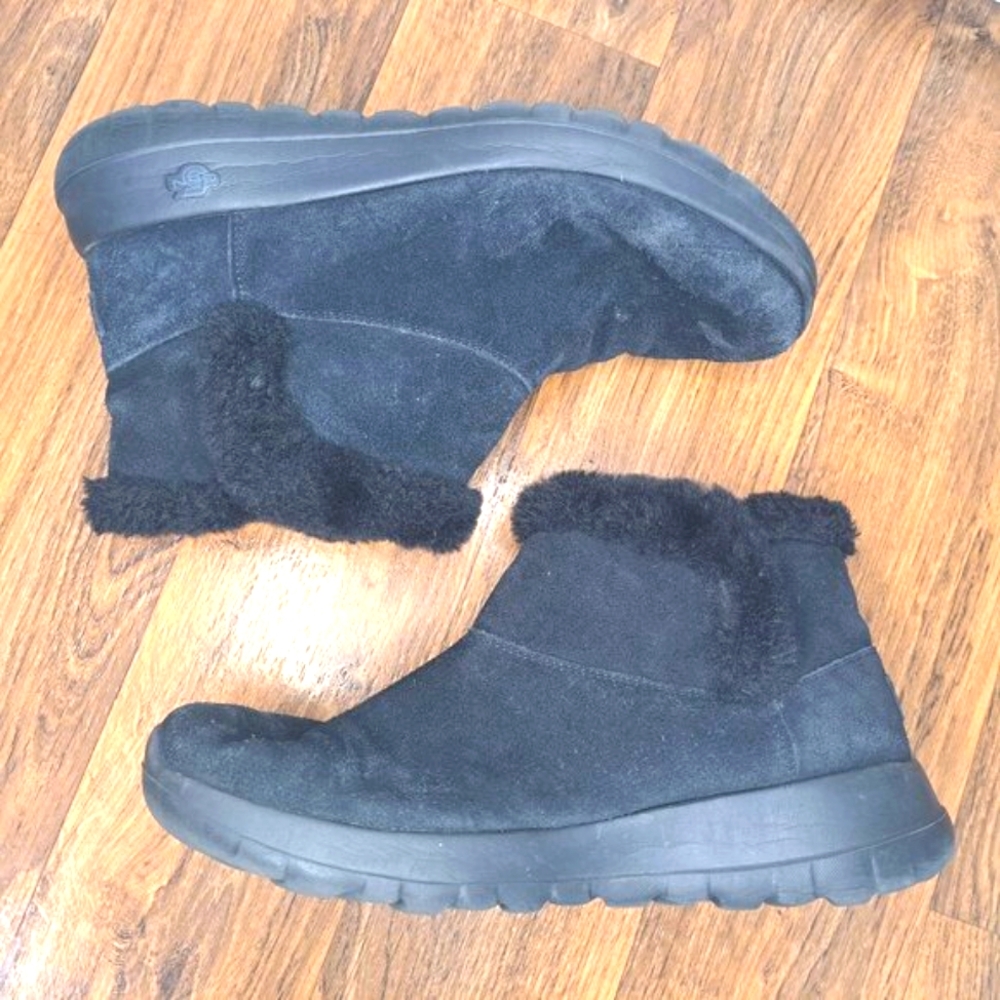 Sketchers On the Go Black Fuzzy Pull On Winter Ankle Boots Size 10